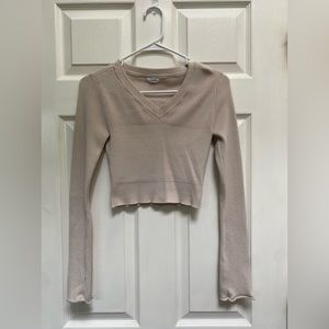 Tight cropped V neck sweater top.